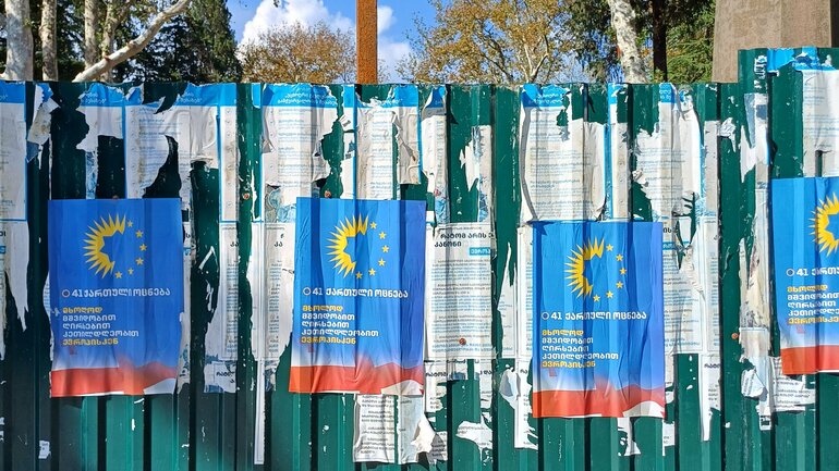 Blue election posters of the ruling Georgian Dream party with the yellow EU stars.